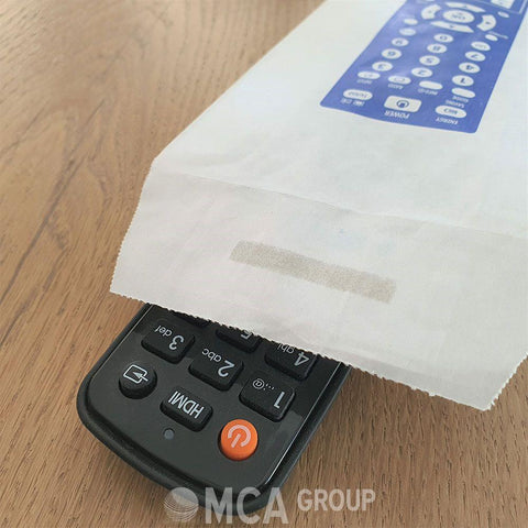 Housse pour télécommande avec languette auto-adhésive rabattable